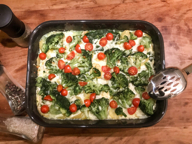 Kartoffelauflauf mit Brokkoli und Tomaten