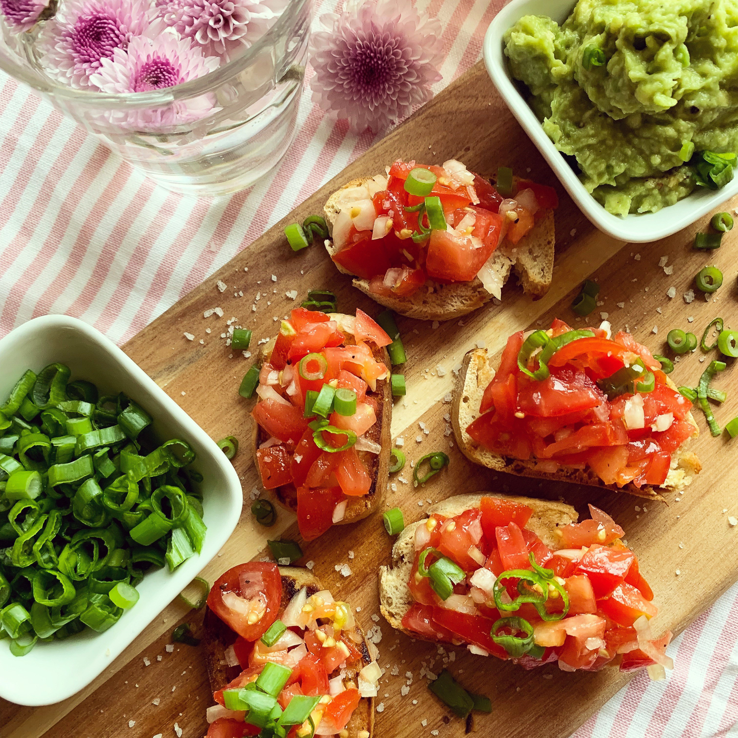 Tomate-Bruschetta-mit-Avocado-Dip-1