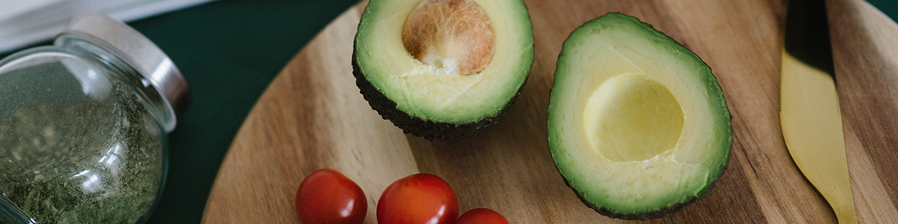 avocado-cherry-tomatoes-chopping-board-1166419