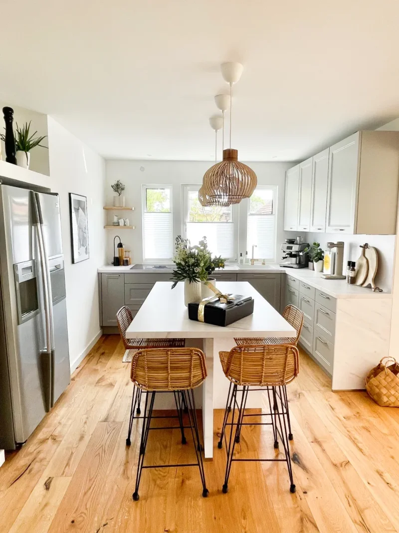 Freundliche, helle Landhausküche unserer Kunden.